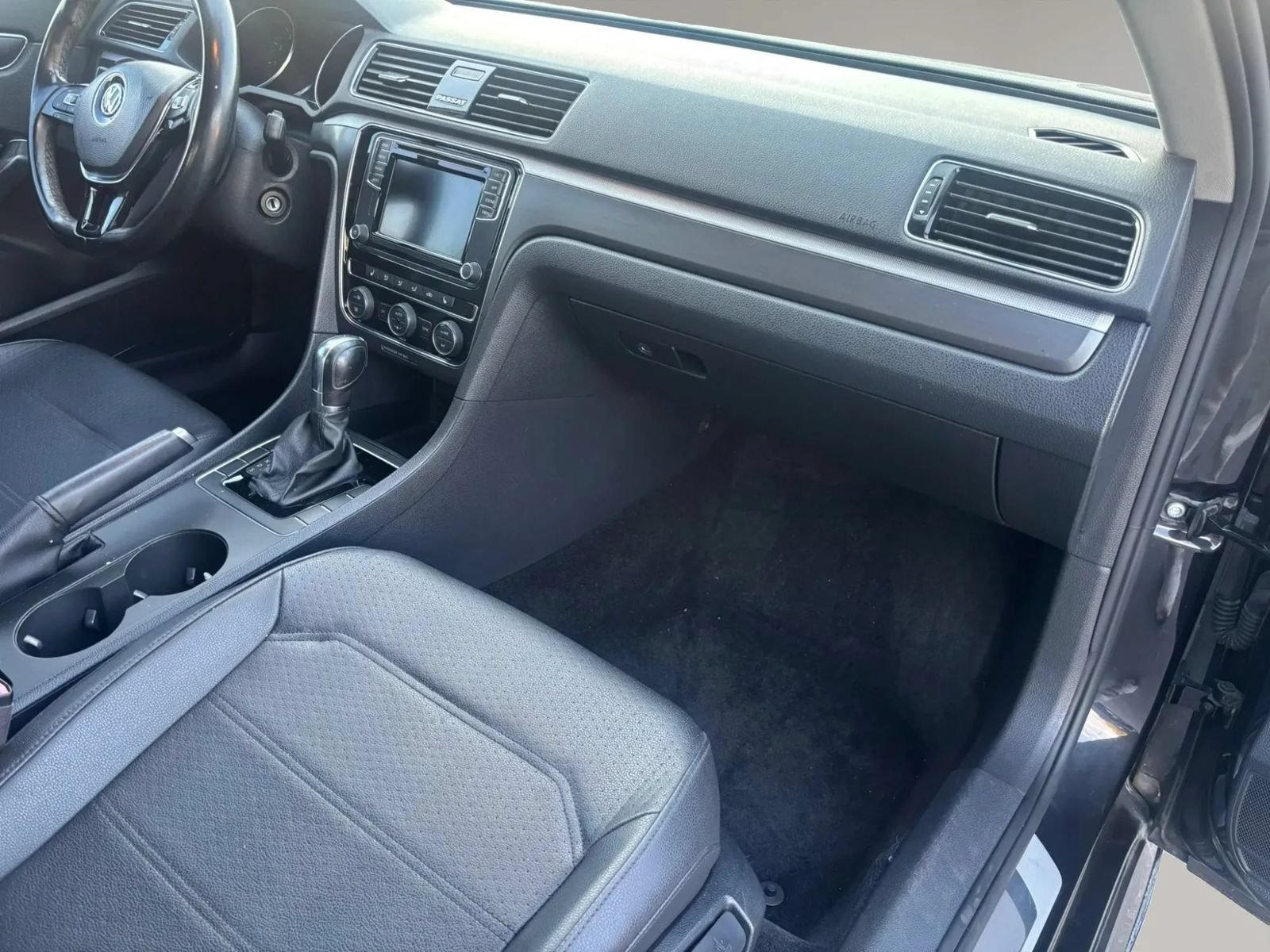 Used 2018 Volkswagen Passat 2.0T R-Line FWD image 14