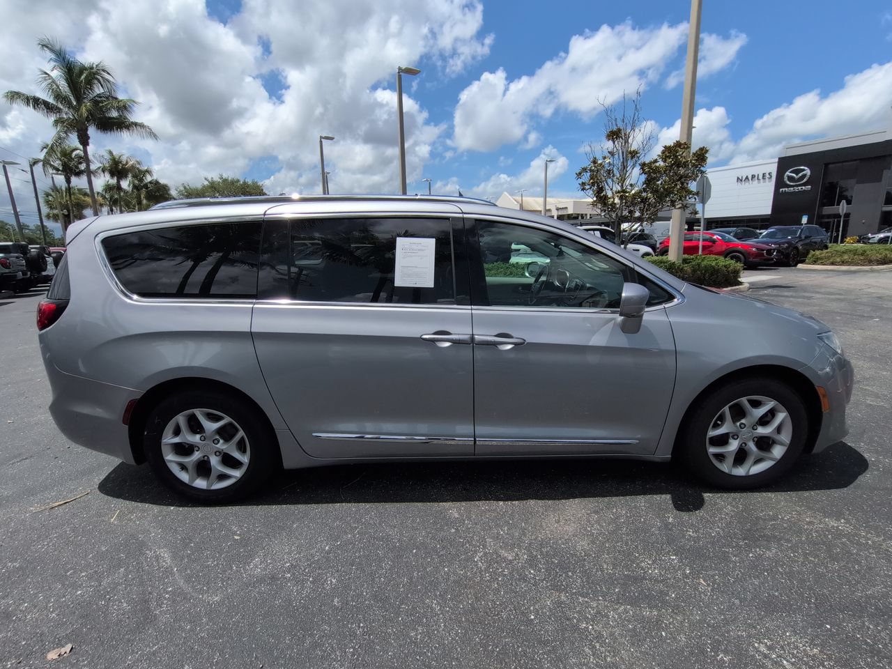 Used 2019 Chrysler Pacifica Touring-L Plus w/ Advanced Safetytec Group FWD image 4