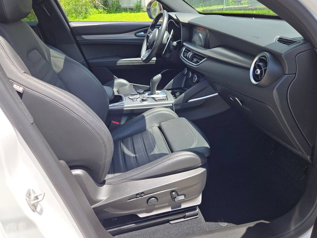 Used 2022 Alfa Romeo Stelvio Veloce AWD/4WD image 8