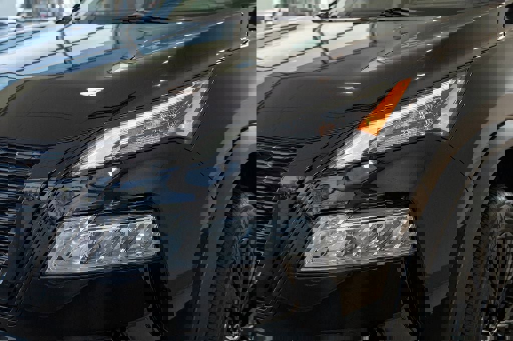 Used 2023 Nissan Rogue SV w/ SV Premium B Package image 13