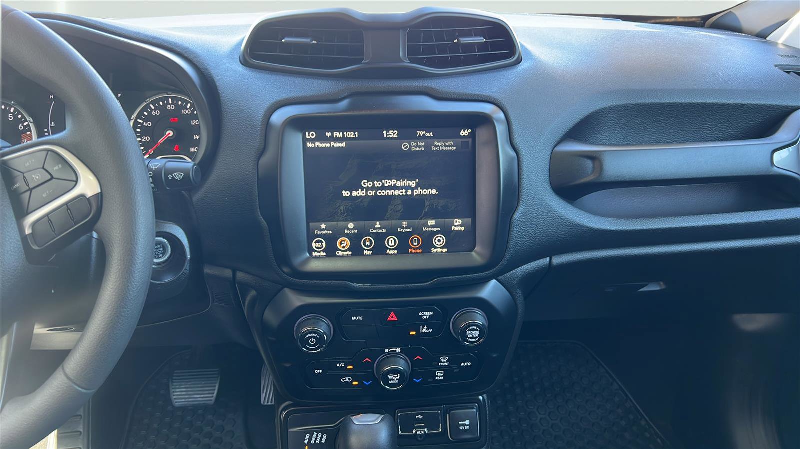Used 2023 Jeep Renegade Latitude w/ Sun & Fun Group AWD/4WD image 10