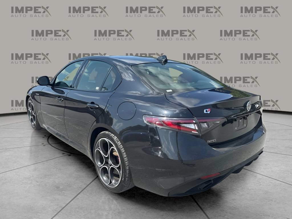 Used 2024 Alfa Romeo Giulia Veloce RWD image 3