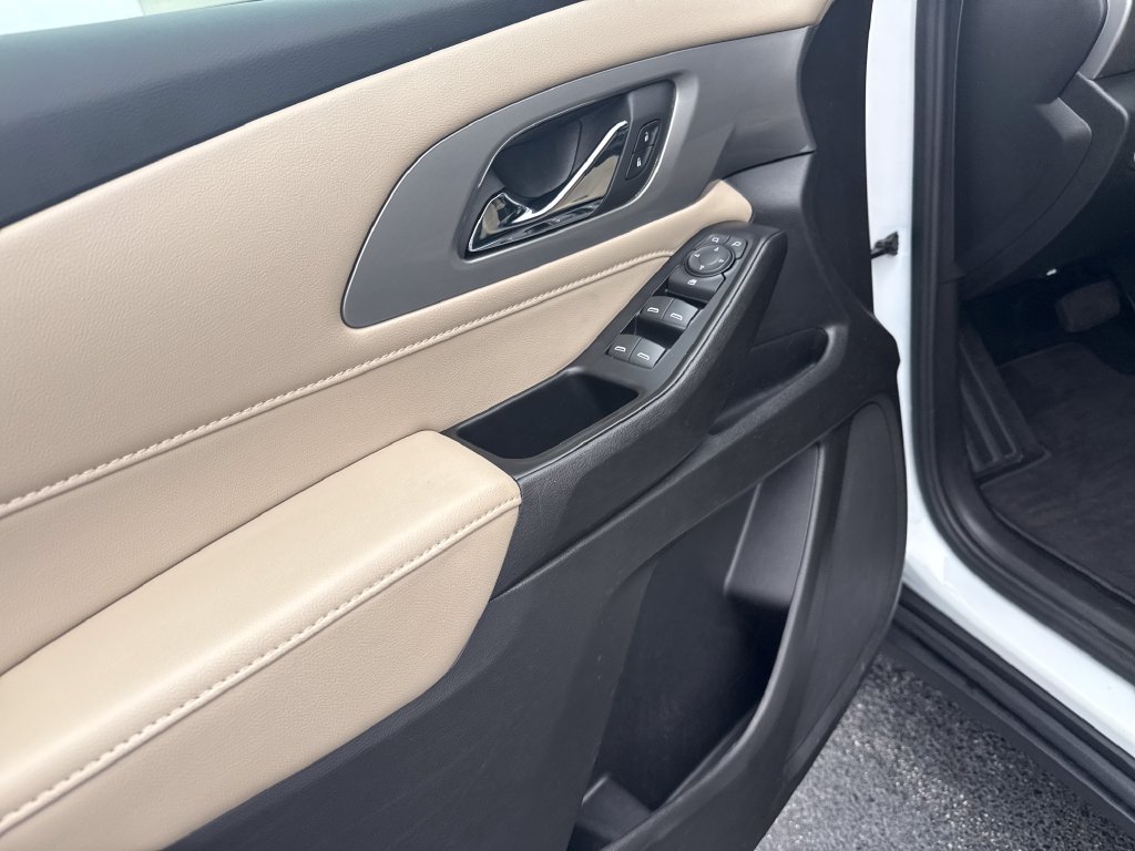 Used 2023 Chevrolet Traverse LS FWD image 14