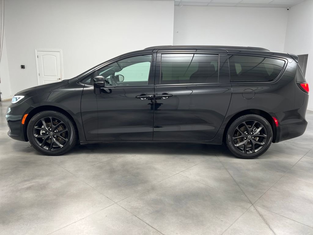 Used 2025 Chrysler Pacifica Limited image 4