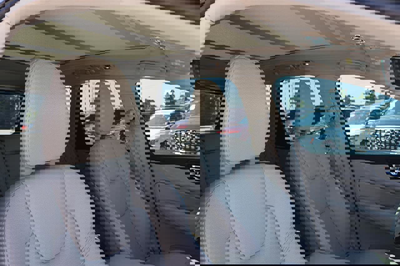 Used 2018 Volvo XC60 T6 Momentum w/ Convenience Package image 12