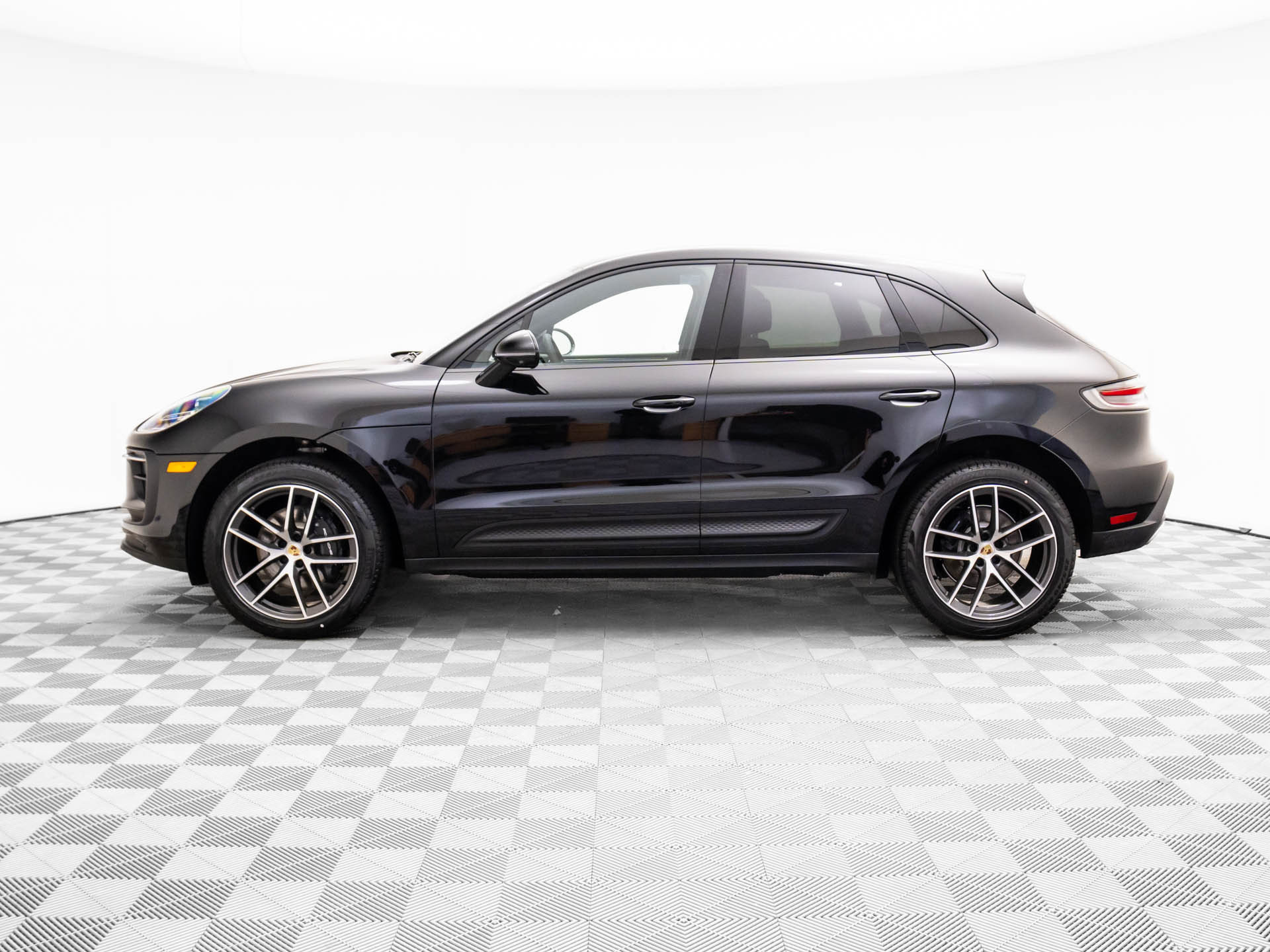 Certified 2026 Porsche Macan AWD/4WD image 2
