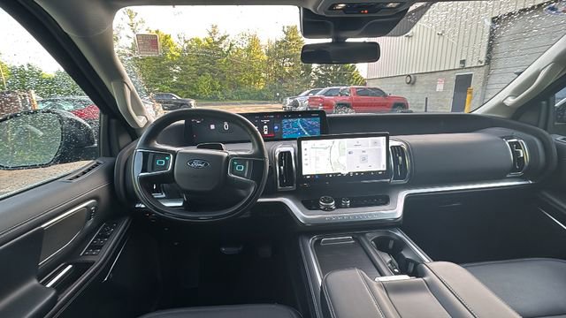 Used 2025 Ford Expedition Platinum AWD/4WD image 8