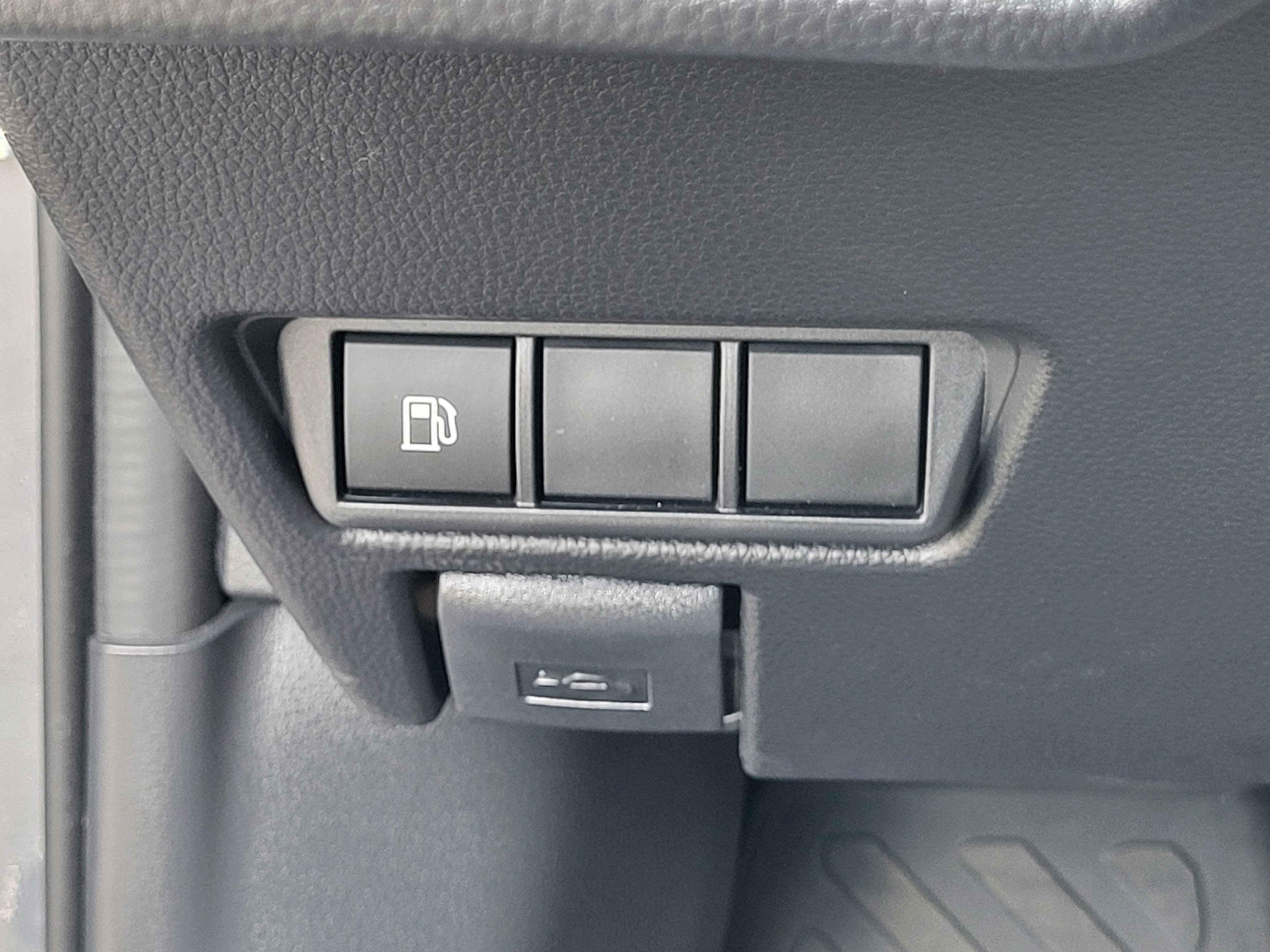 Used 2025 Toyota Prius LE image 25