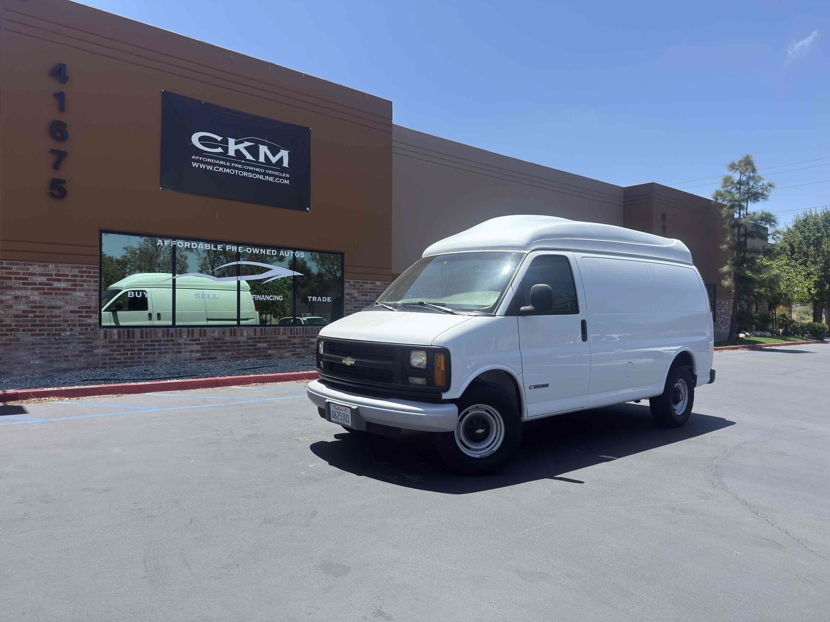 Used 2001 Chevrolet Express 3500 w/ Convenience Pkg 1 RWD image 3