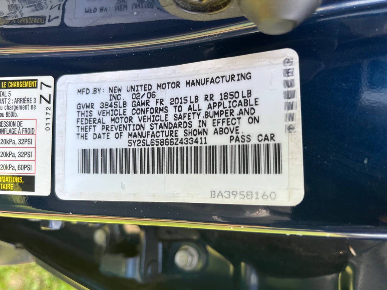 Used 2006 Pontiac Vibe w/ Sun And Sound Package FWD image 14