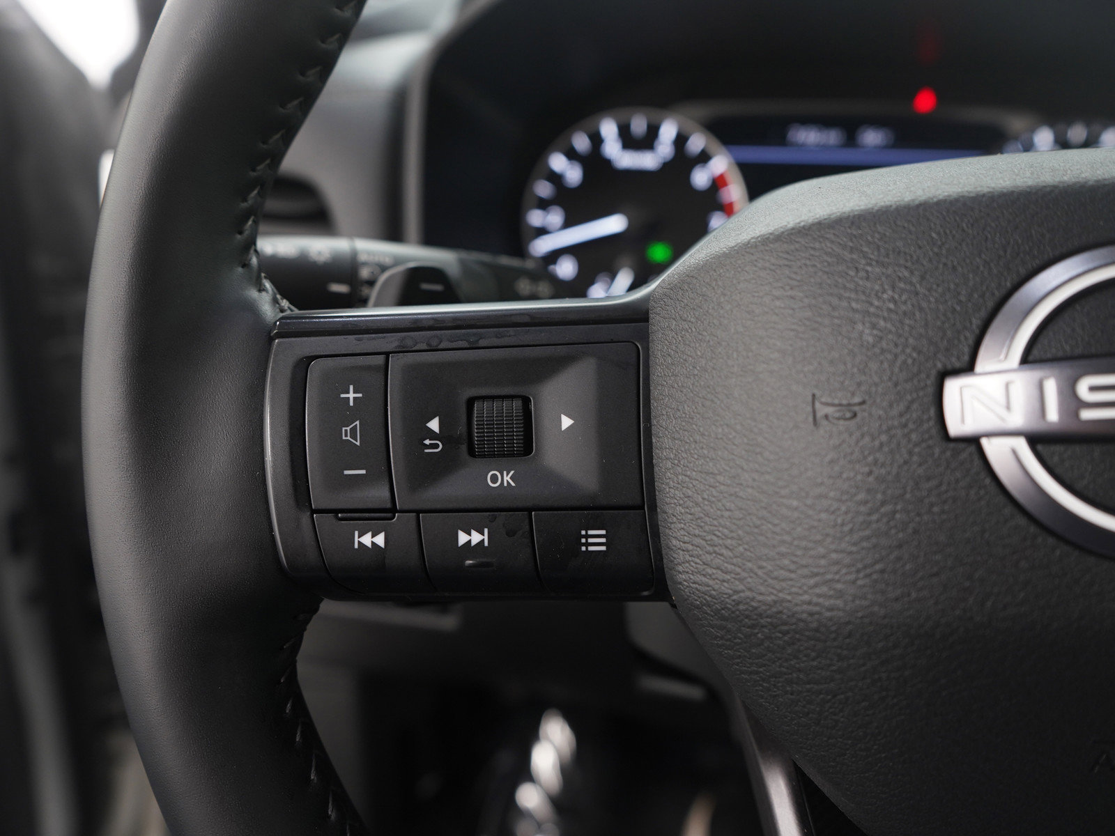 Used 2025 Nissan Rogue SV image 27