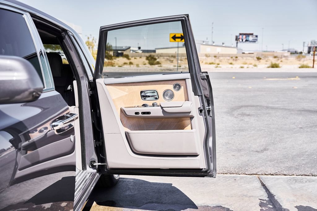 Used 2025 Rolls-Royce Phantom Sedan RWD image 31