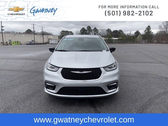 Used 2024 Chrysler Pacifica Touring-L image 2