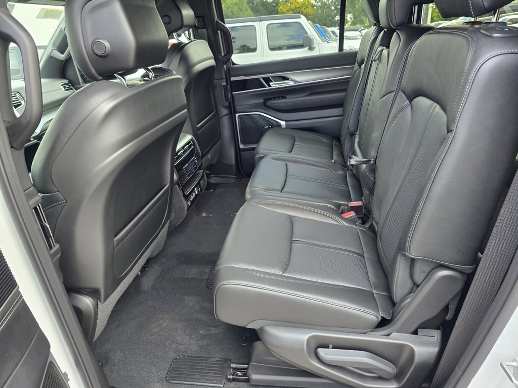 New 2025 Jeep Wagoneer L Series II w/ HD Trailer Tow Package w/25F image 32