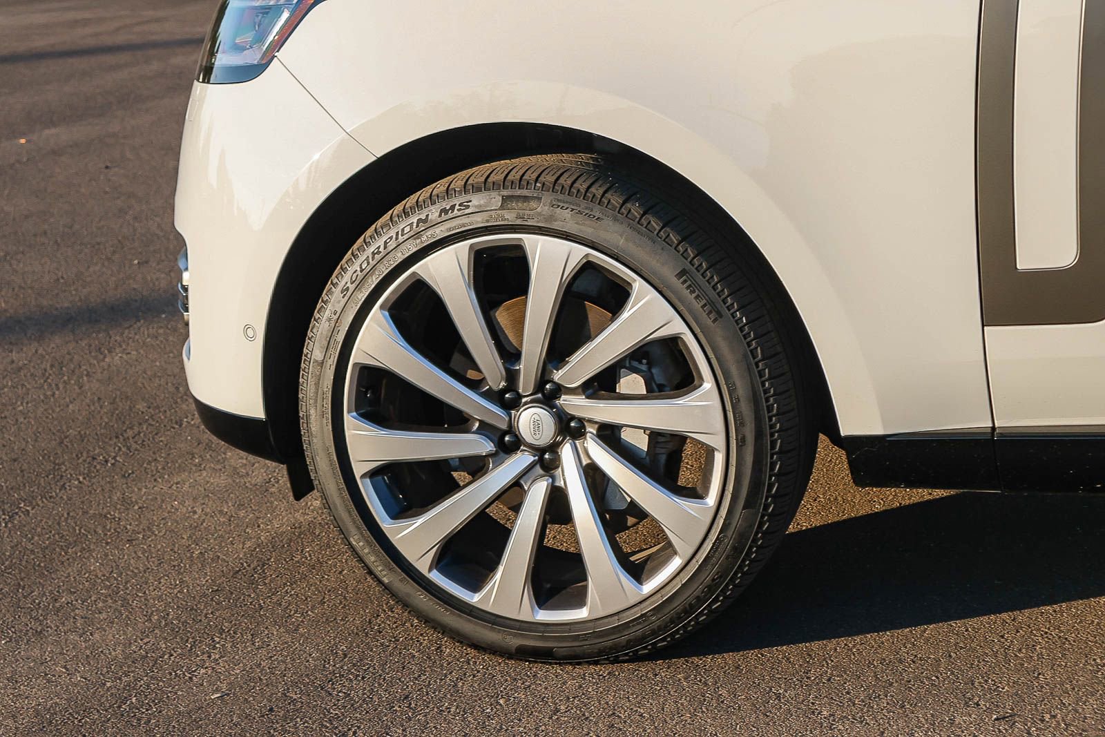 Certified 2025 Land Rover Range Rover SE image 9