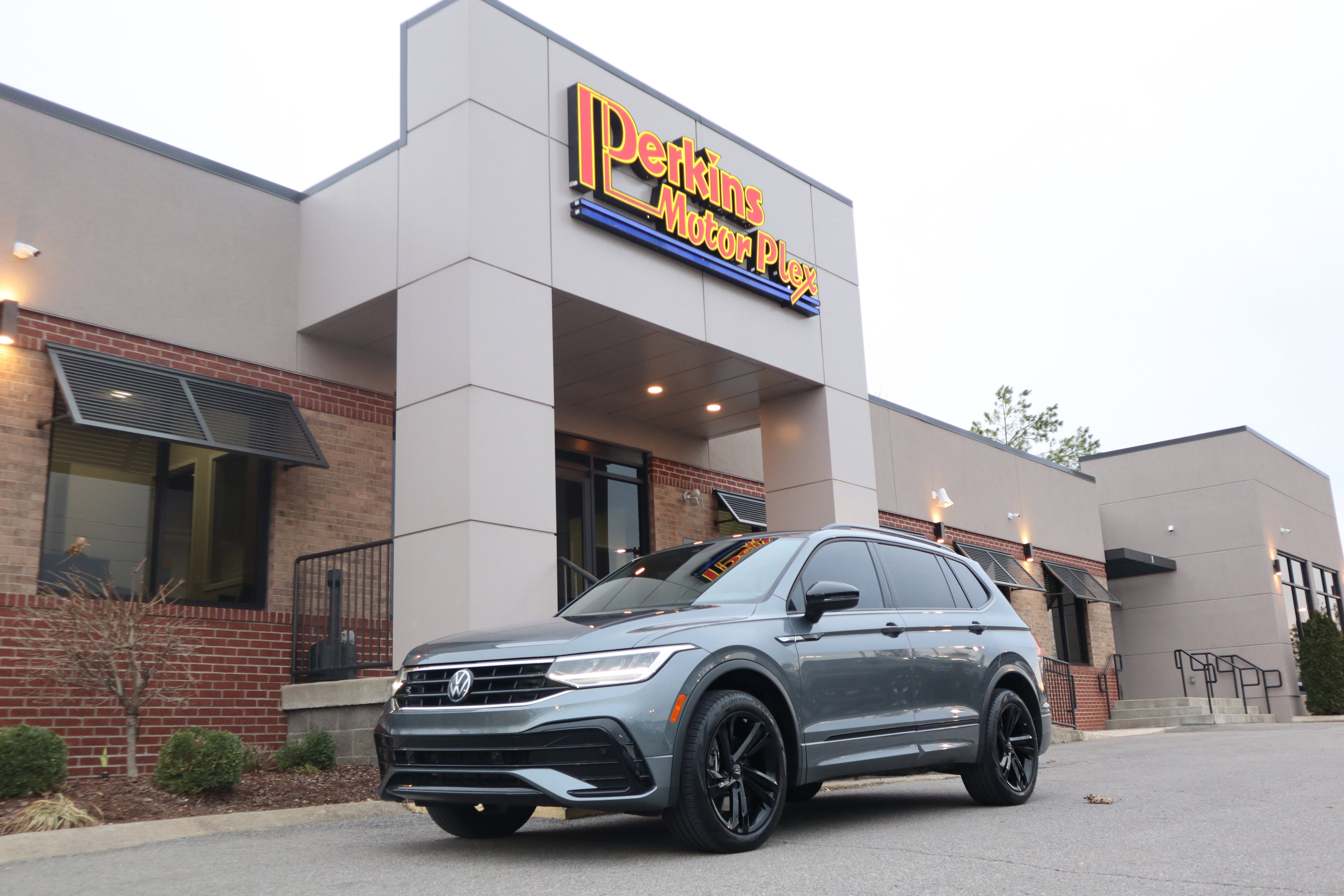 Used 2023 Volkswagen Tiguan SE R-Line image 35