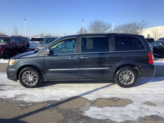 Used 2014 Chrysler Town & Country Touring-L w/ Driver Convenience Group image 8