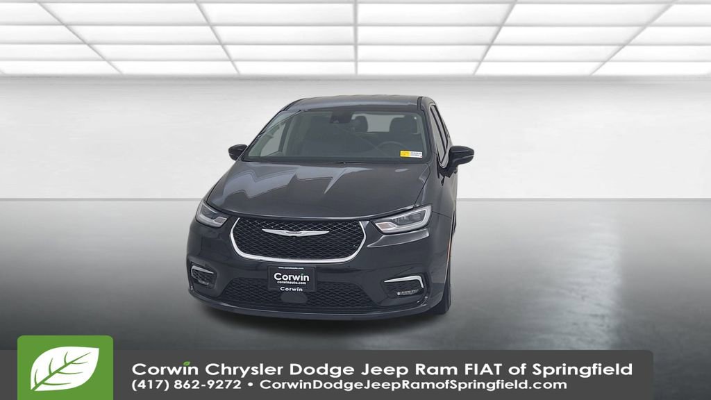 Used 2023 Chrysler Pacifica Touring-L image 5