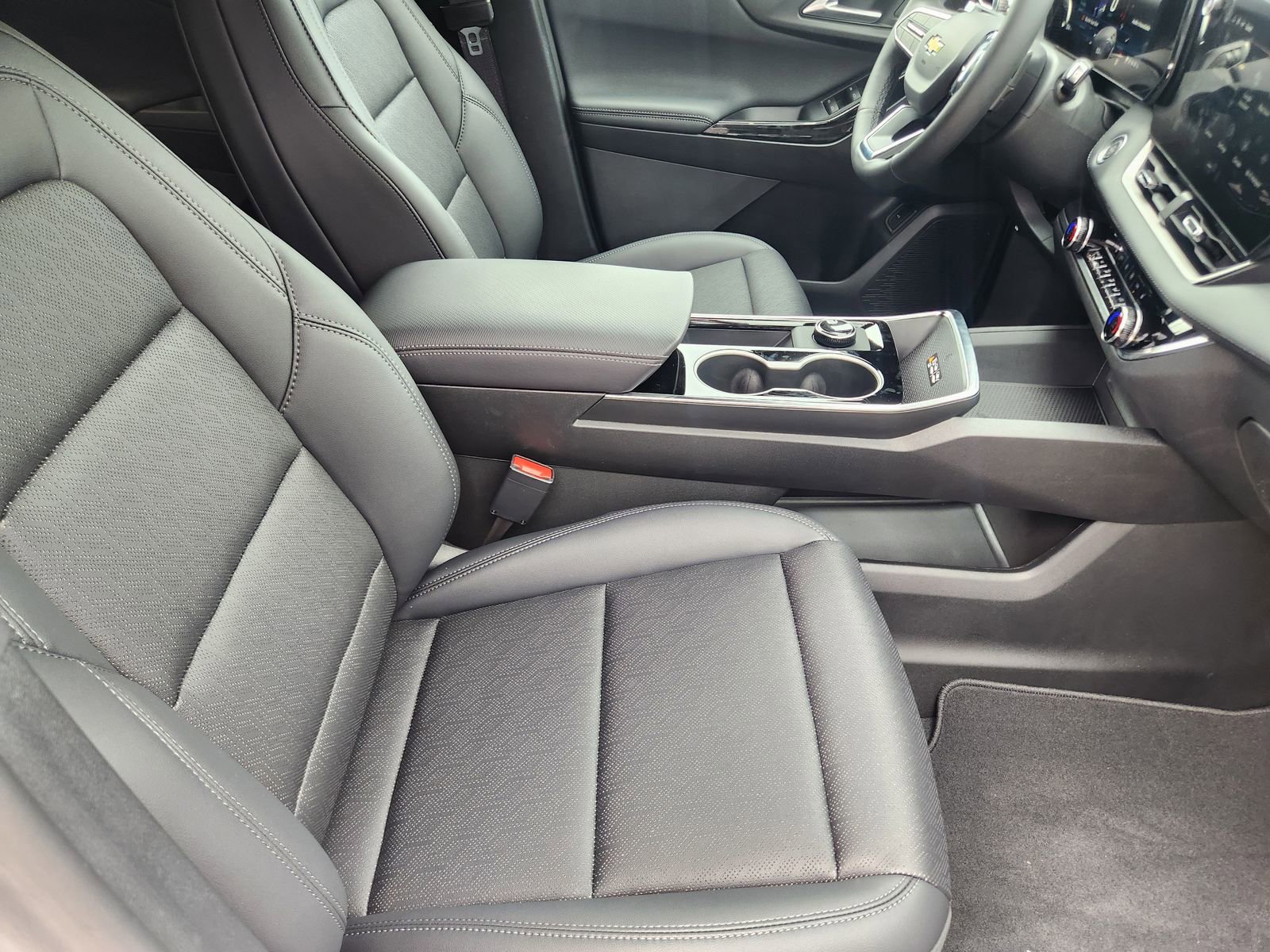 New 2026 Chevrolet Equinox LT w/ Convenience Package II FWD image 14