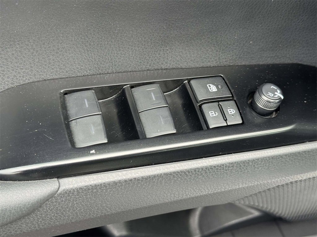 Used 2025 Toyota Camry SE image 18