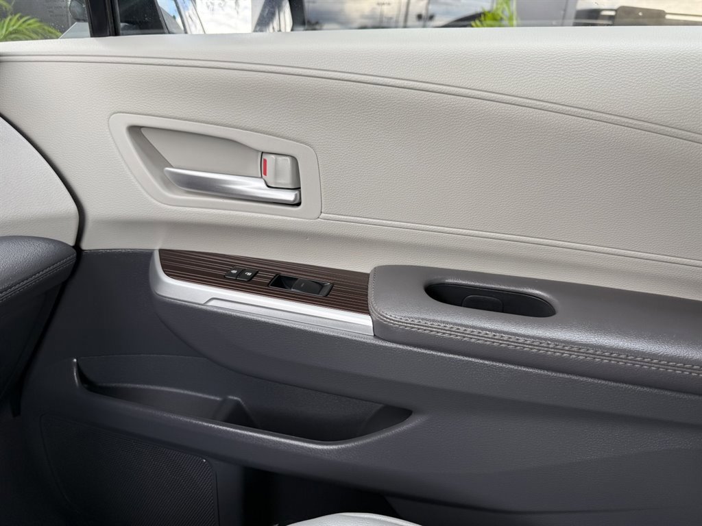 Used 2023 Toyota Sienna XLE image 37