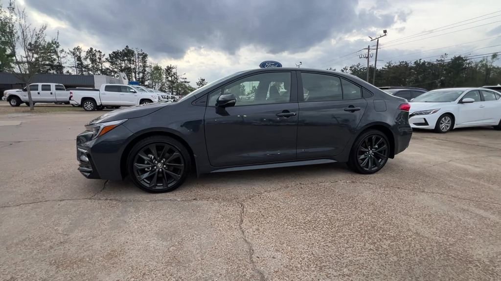 Used 2026 Toyota Corolla SE w/ SE Premium Package image 3