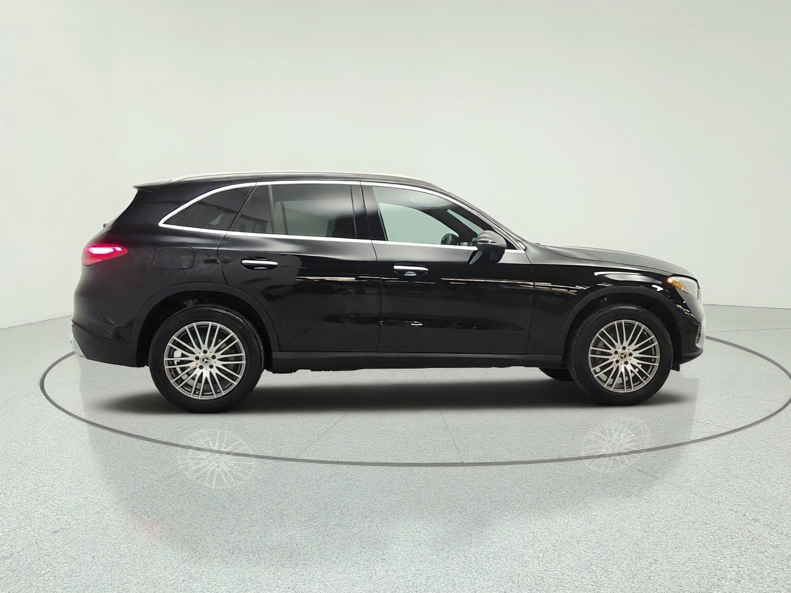 Used 2024 Mercedes-Benz GLC 300 4MATIC image 4