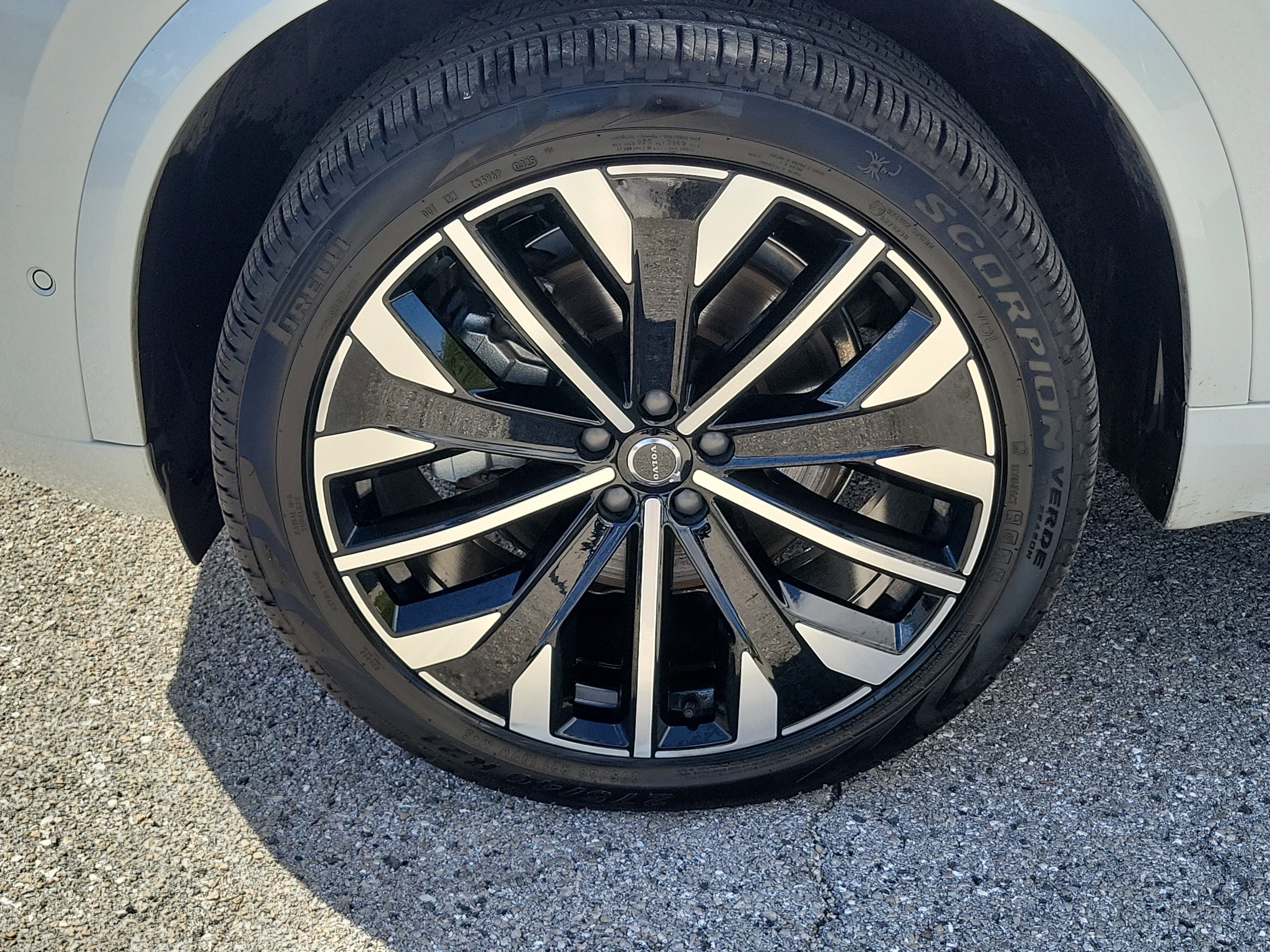 Used 2025 Volvo XC90 B6 Plus image 13