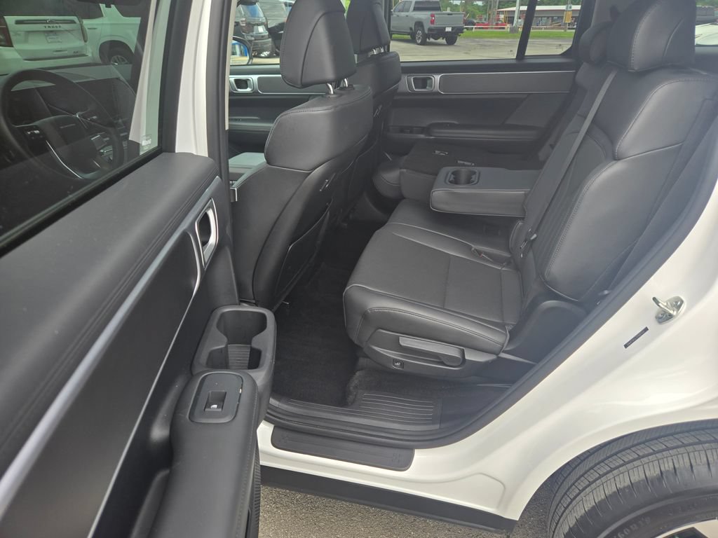 Used 2025 Hyundai Santa Fe SEL FWD image 8