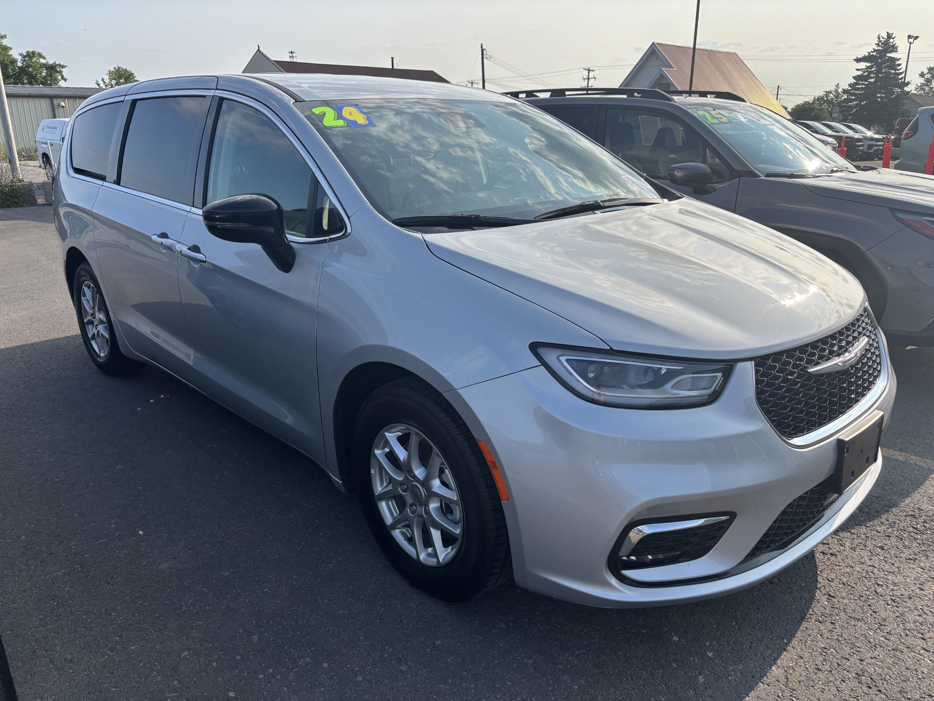 Used 2024 Chrysler Pacifica Touring-L FWD image 2