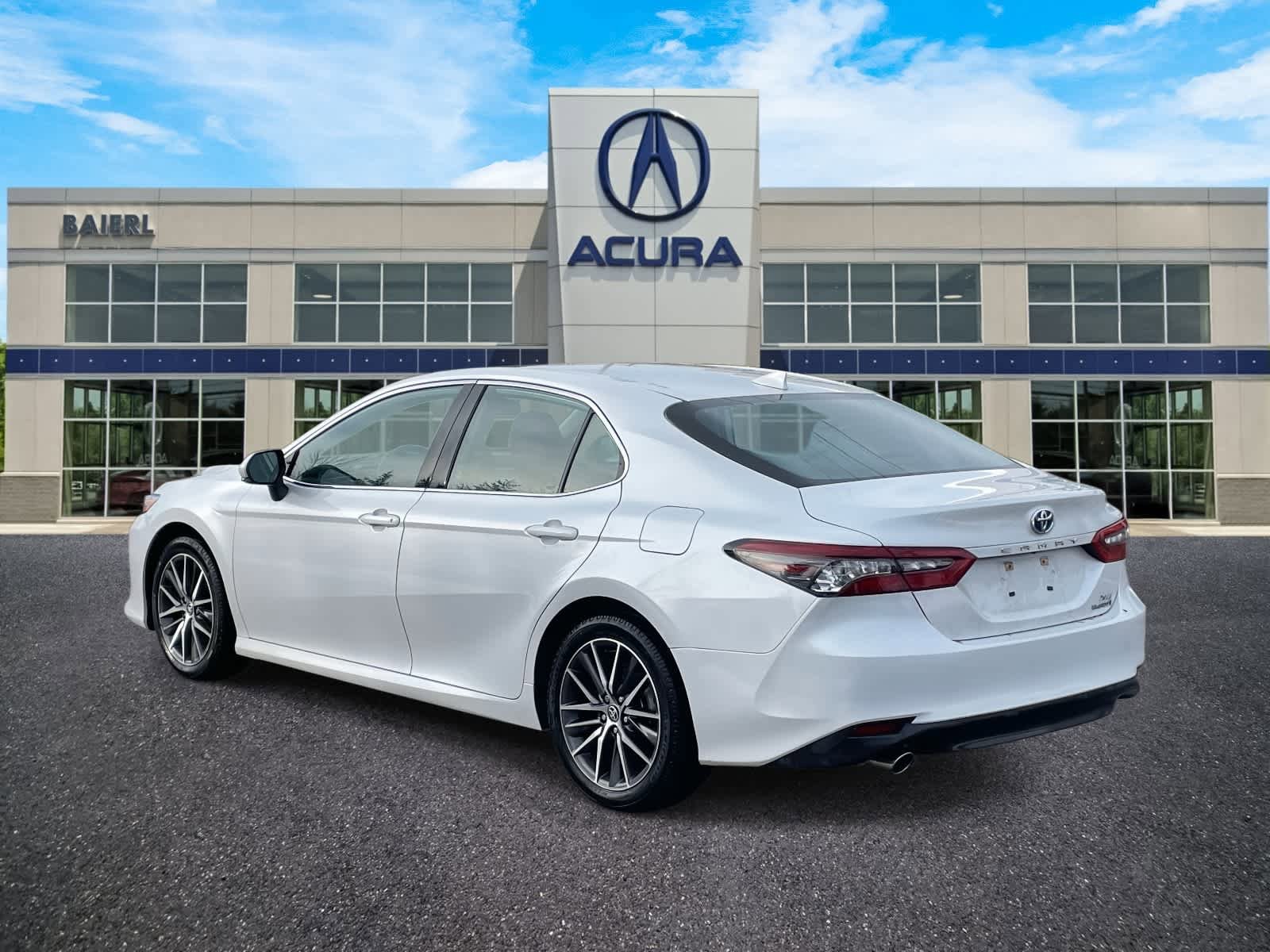 Used 2022 Toyota Camry XLE w/ Navigation Upgrade Package FWD image 4