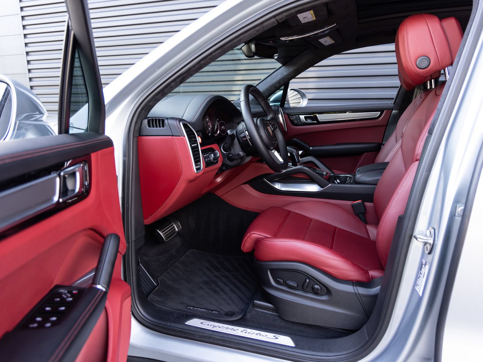 Certified 2023 Porsche Cayenne Turbo S AWD/4WD image 23