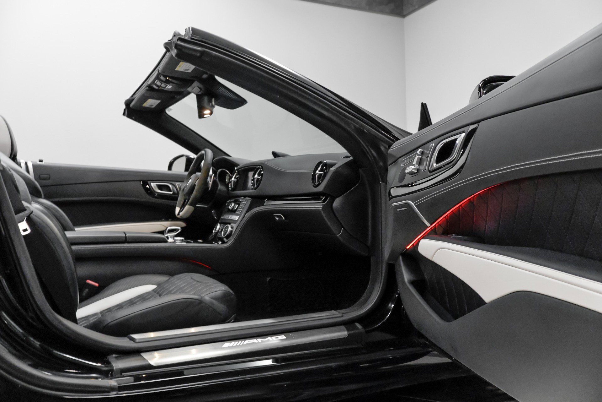 Used 2015 Mercedes-Benz SL 63 AMG w/ Driver Assistance Package image 49