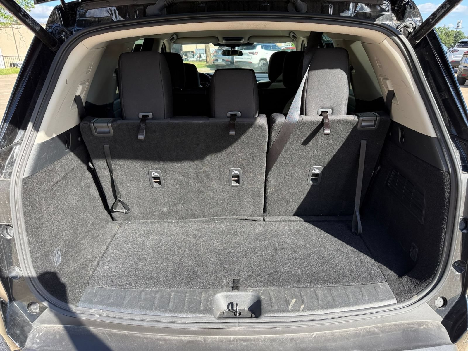 Used 2025 Nissan Pathfinder SV FWD image 33