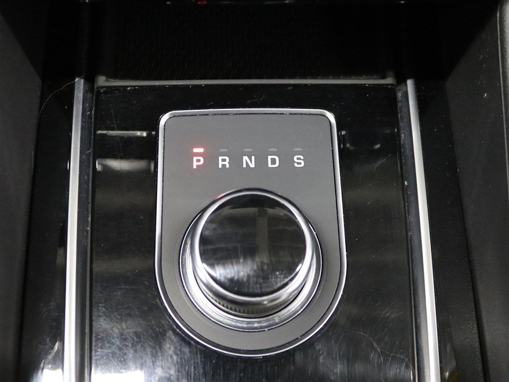 Used 2018 Jaguar F-PACE Premium image 28