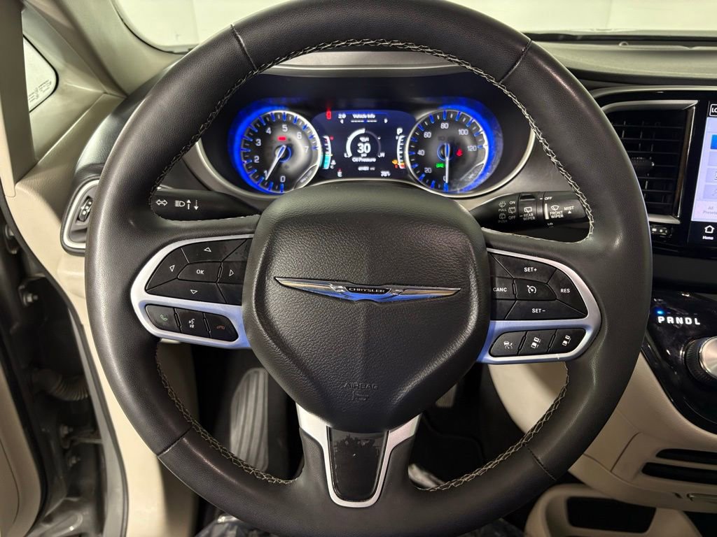 Used 2022 Chrysler Pacifica Touring-L image 19