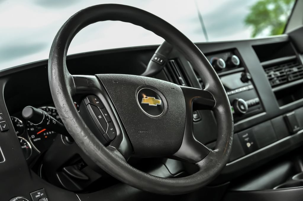 Used 2015 Chevrolet Express 4500 RWD image 16