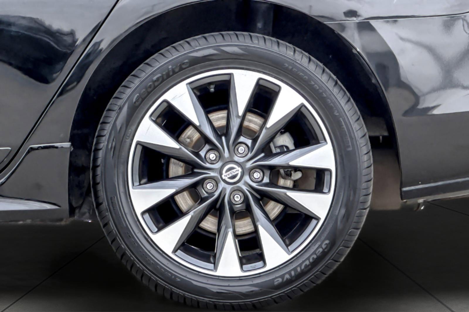 Used 2019 Nissan Sentra SR w/ Exterior Package image 23