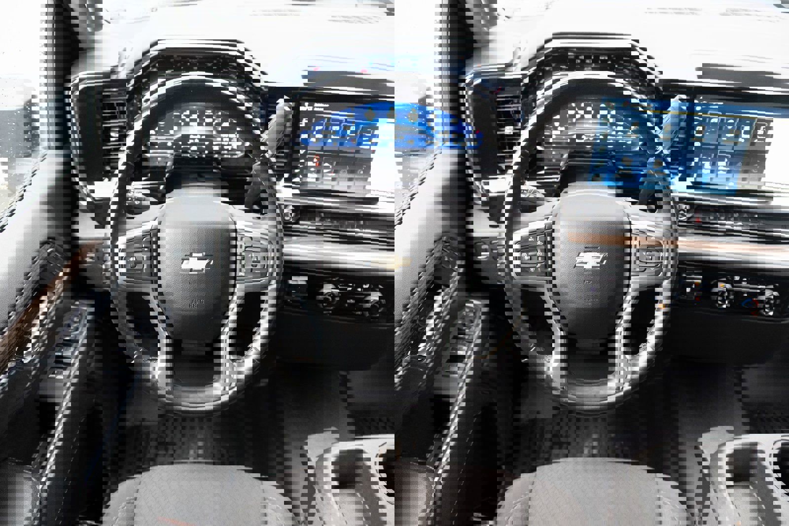 Used 2024 Chevrolet Silverado 3500 LT image 2