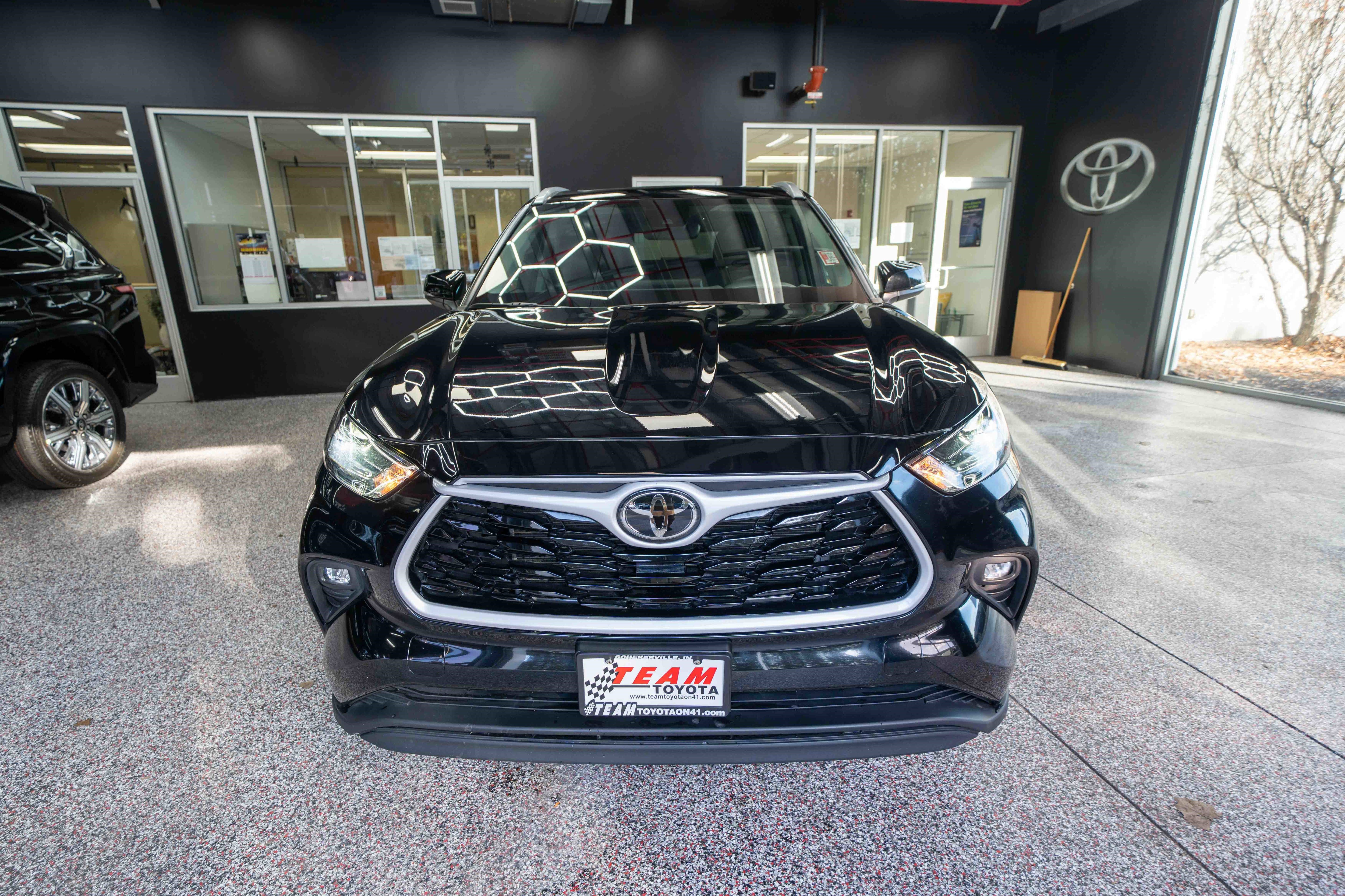 Used 2025 Toyota Highlander XLE image 6