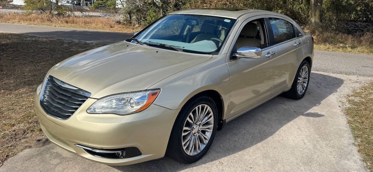 Used 2011 Chrysler 200 Limited FWD image 3