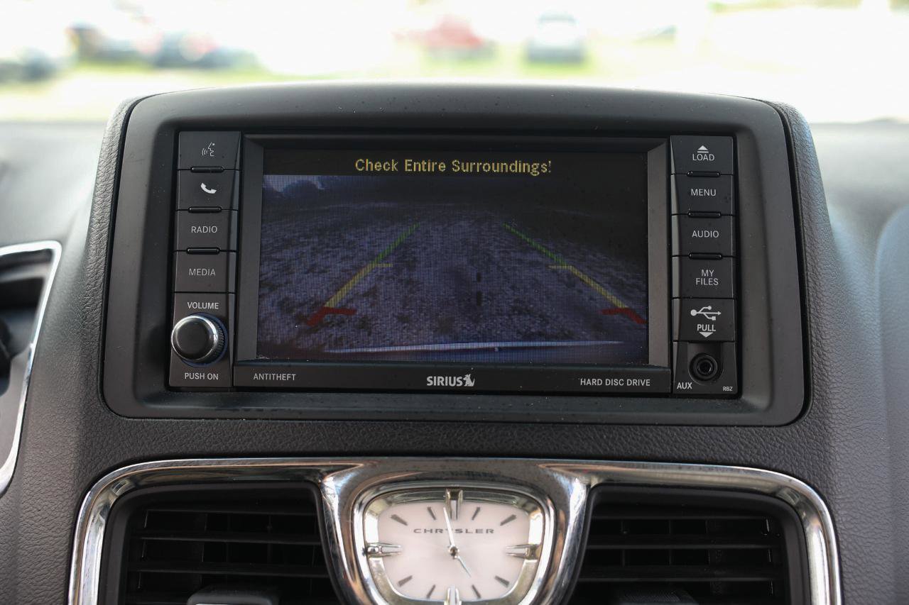 Used 2013 Chrysler Town & Country Touring FWD image 33