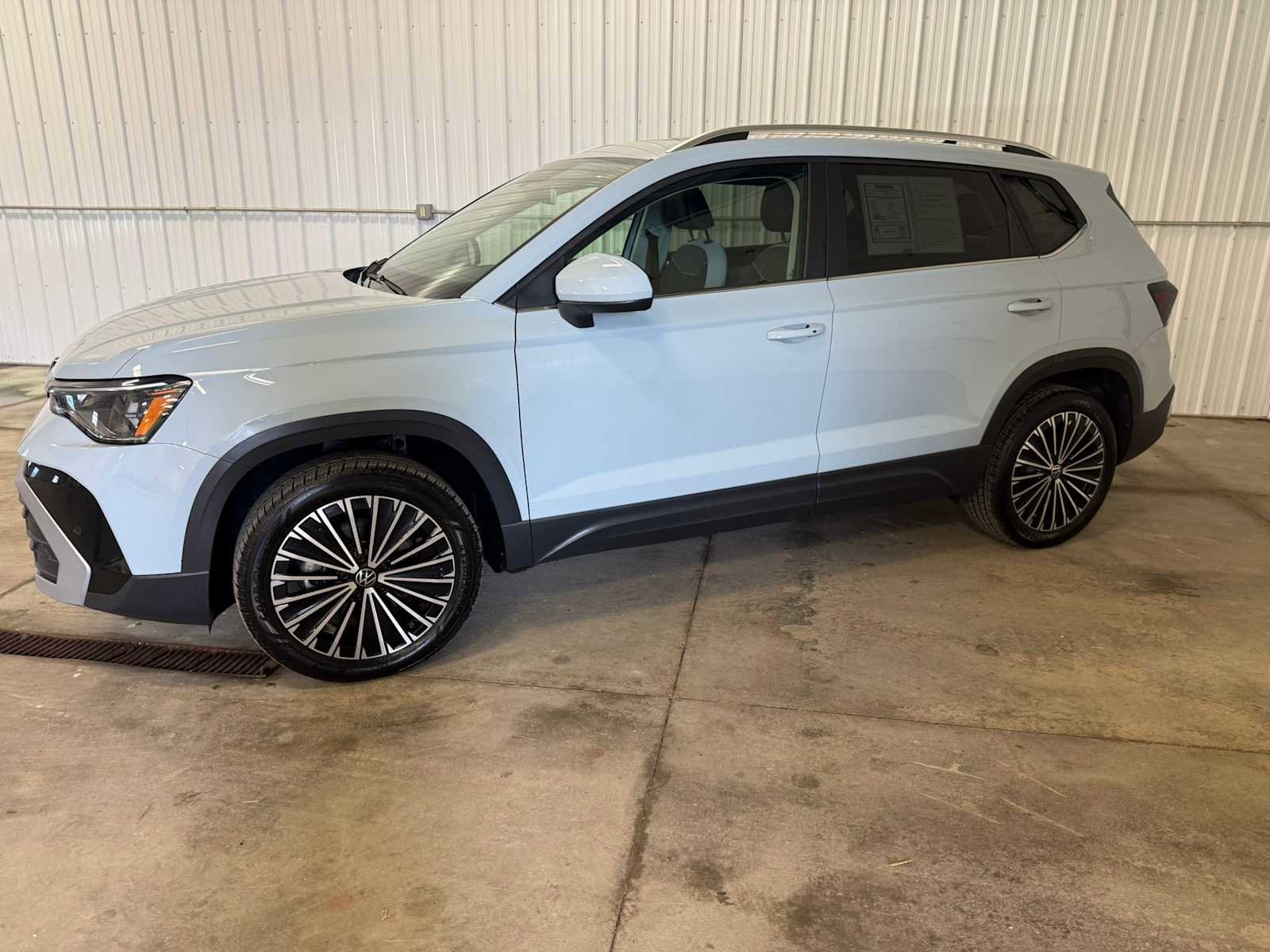 Certified 2025 Volkswagen Taos SE w/ Panoramic Sunroof Package FWD image 2