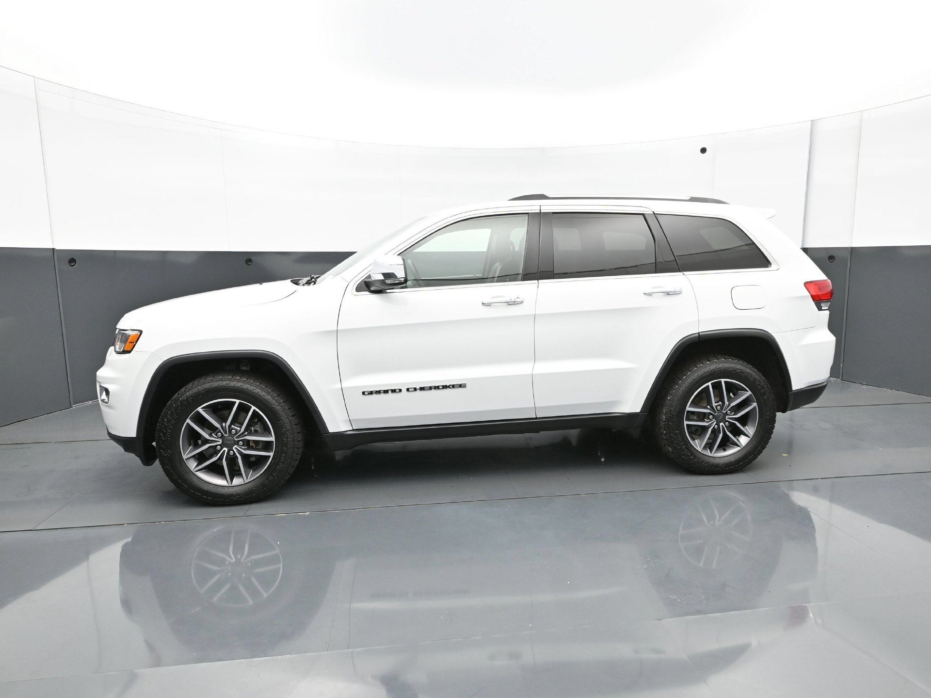 Used 2019 Jeep Grand Cherokee Limited w/ Trailer Tow Group IV AWD/4WD image 3
