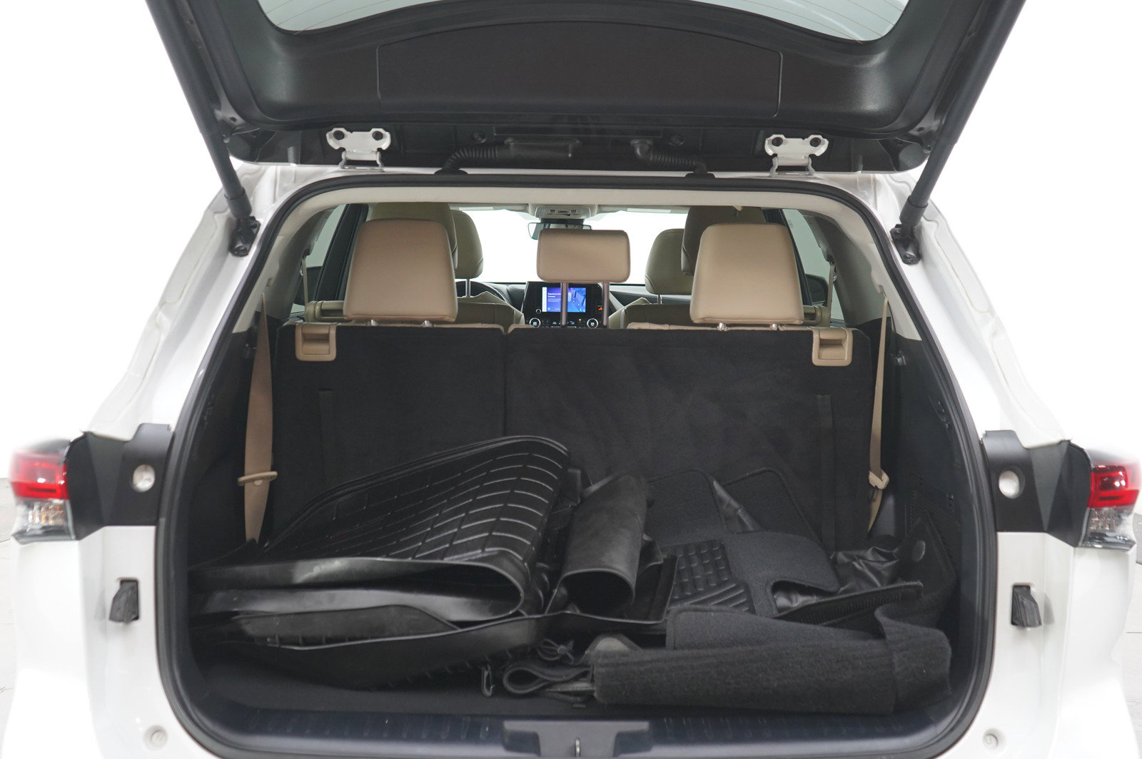 Used 2024 Toyota Highlander XLE FWD image 18