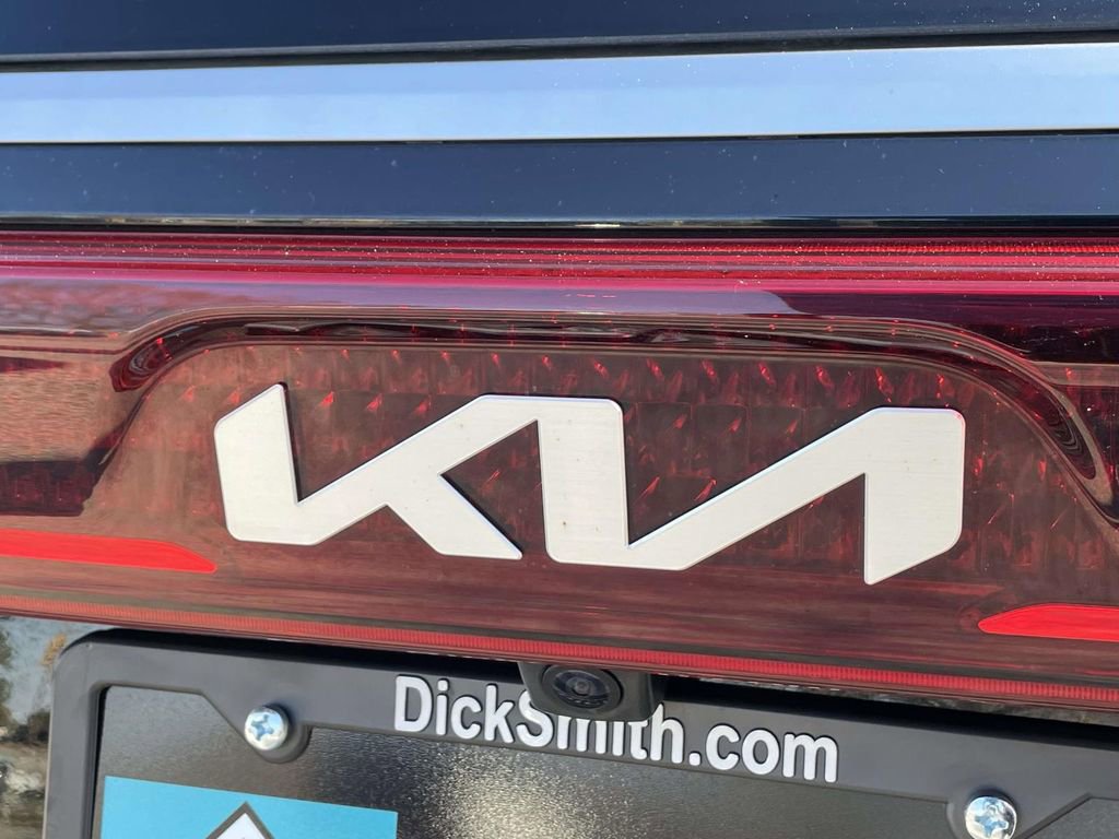 Used 2024 Kia Carnival LX image 8