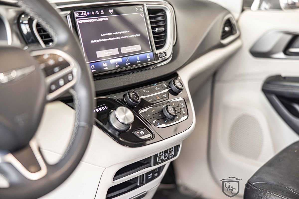 Used 2022 Chrysler Pacifica Touring-L FWD image 24