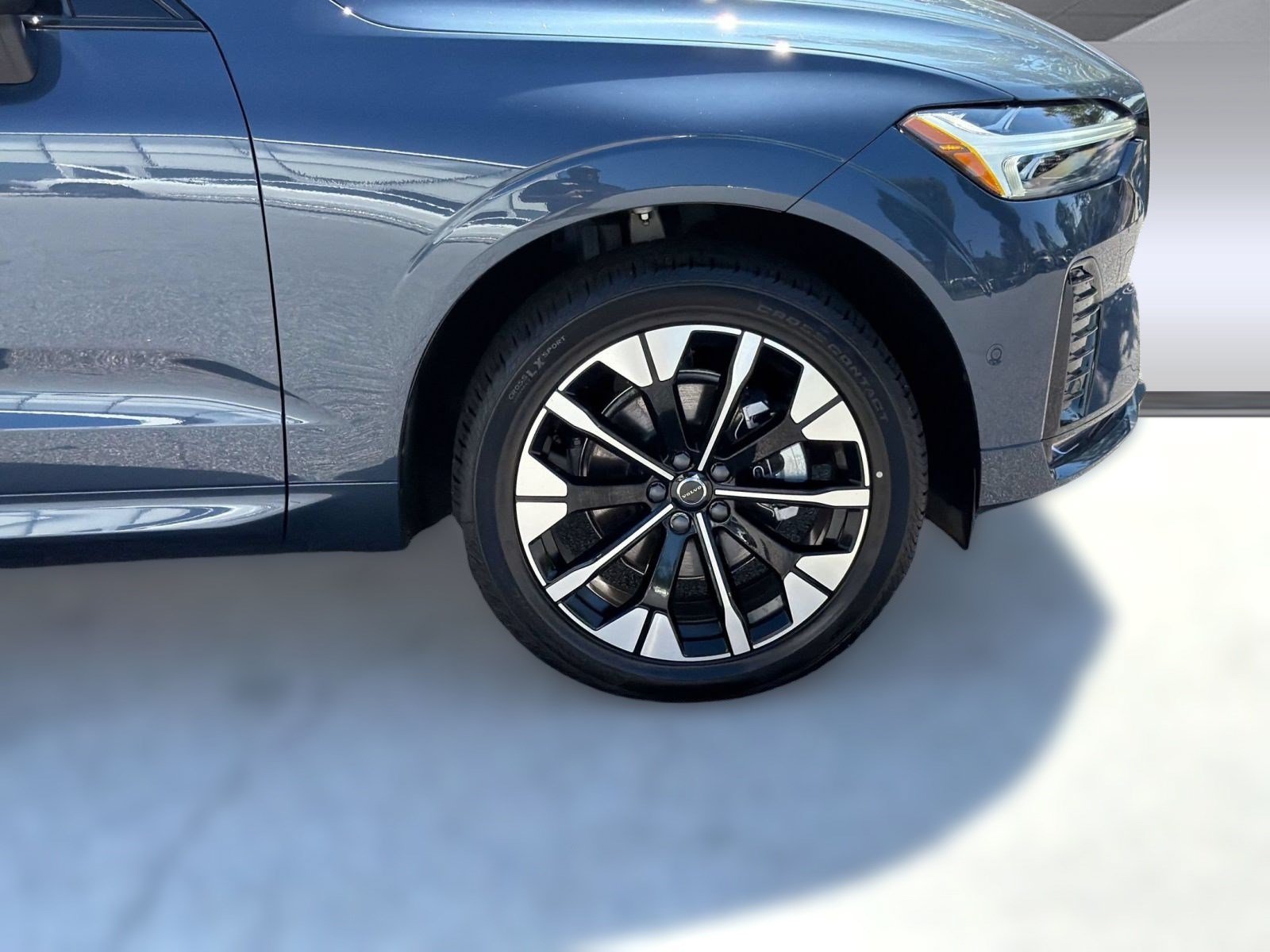 New 2026 Volvo XC60 B5 Plus w/ Protection Package Premier AWD/4WD image 13
