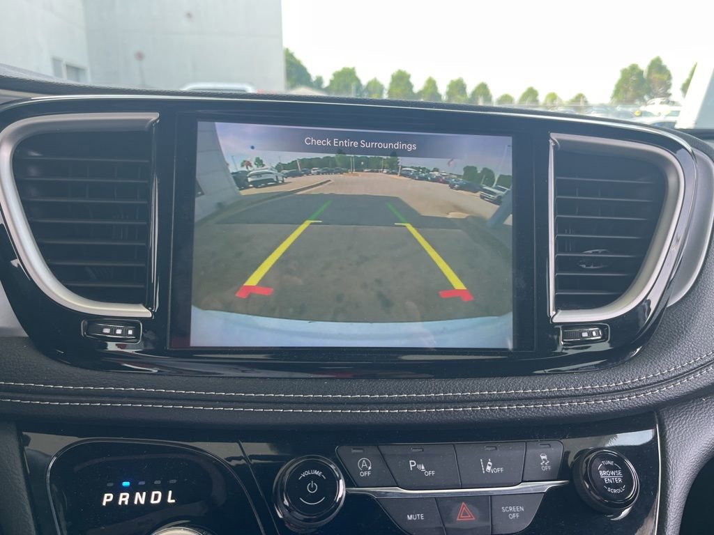Used 2023 Chrysler Pacifica Touring FWD image 14