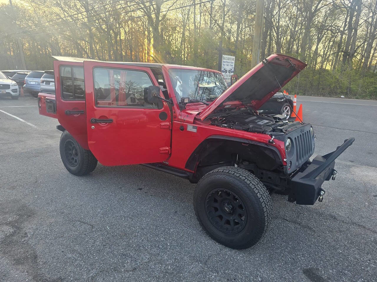 Used 2014 Jeep Wrangler Unlimited Sahara image 2